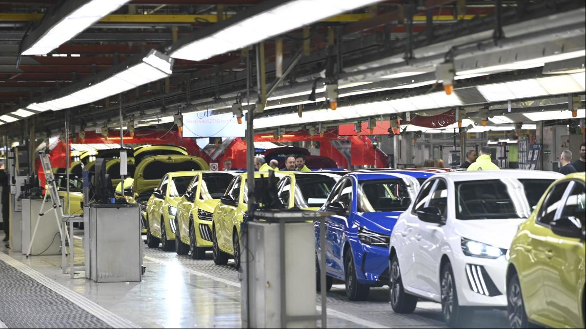 La producción de coches crece en marzo por primera vez desde octubre