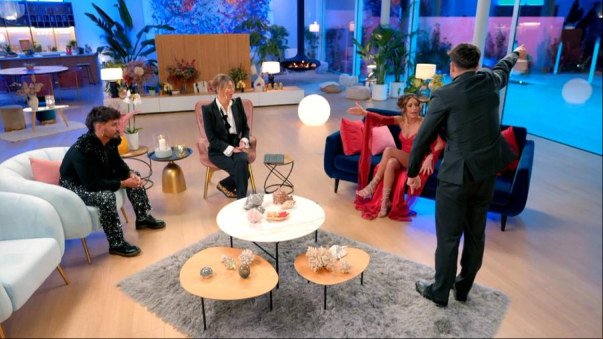Montoya vuelve a verse las caras con Anita y Manuel en Playa Misterio durante el estreno de Supervivientes: Tierra de nadie