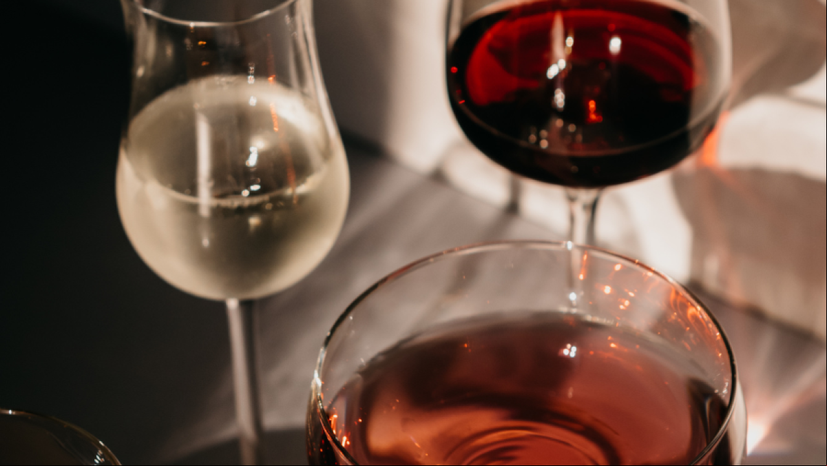 Cinco trucos de sumiller para disfrutar más del vino (sin gastar una fortuna)
