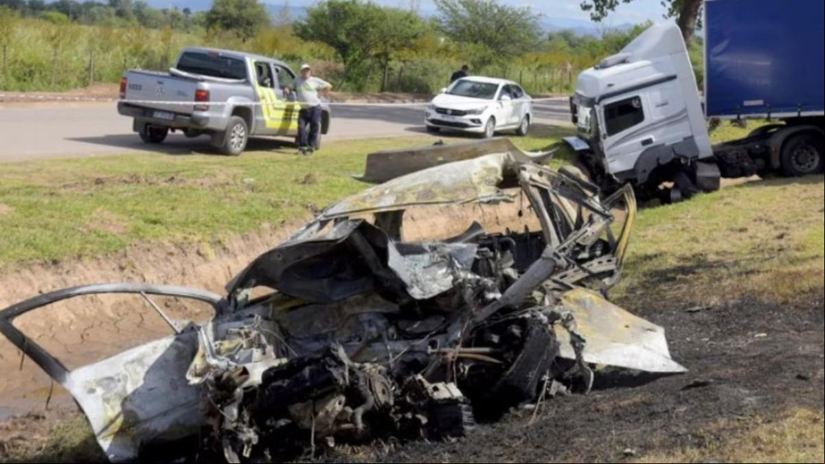 El impactante accidente de tráfico de una pareja: ella se salva al saltar del coche y él muere calcinado