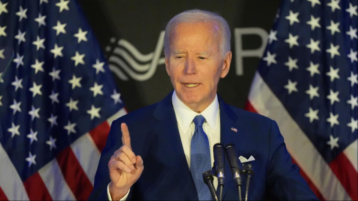 Biden reaparece y denuncia “tanto daño y destrucción” causados por Trump “en tan poco tiempo”