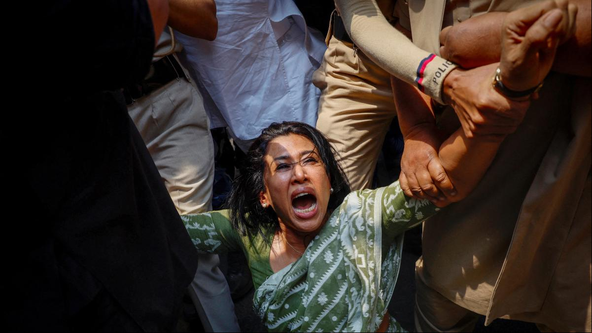 Protestas y detenciones en la India tras las acusaciones de corrupción contra los Gandhi