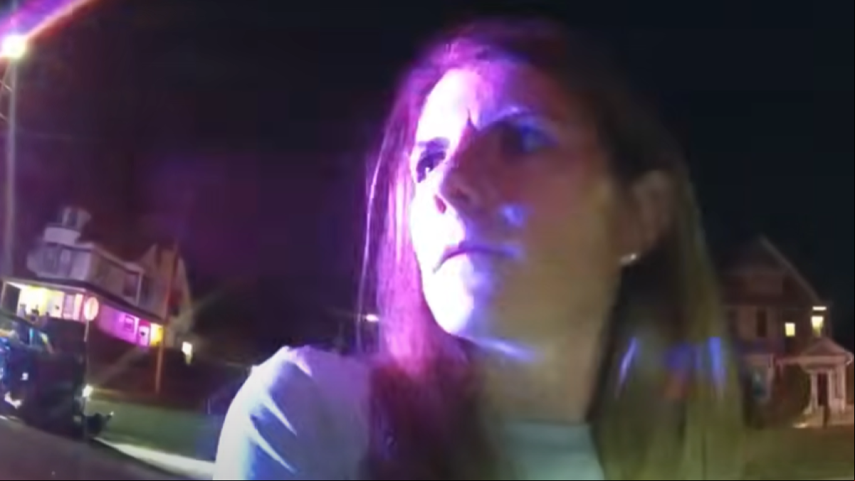Choca contra un camión y da positivo en alcoholemia: sus tres hijas pequeñas iban en el coche, lleno de botellas de vino