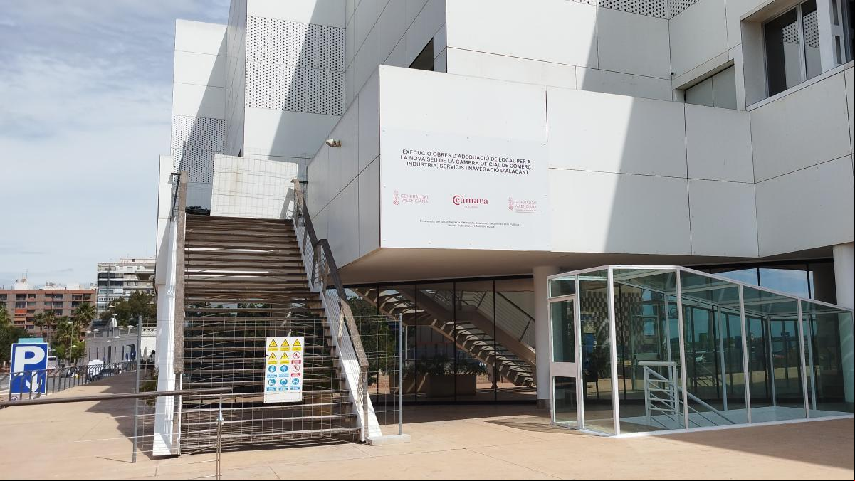La Cámara de Alicante confía en salvar la obra paralizada y la oposición quiere saber cómo