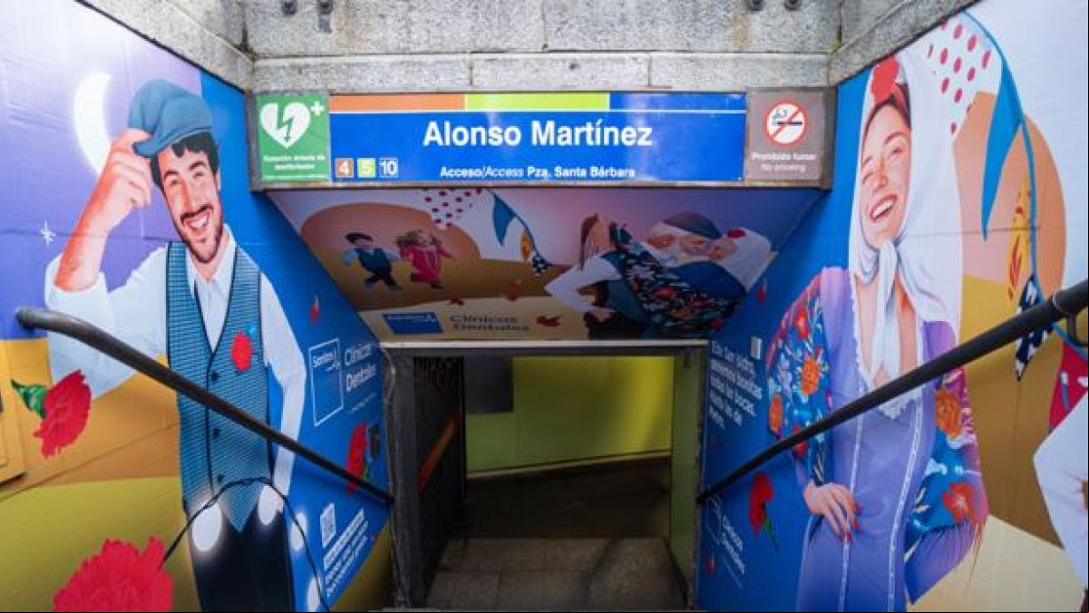 Seis estaciones de metro de Madrid se decoran de chulapas y chulapos la semana de San Isidro