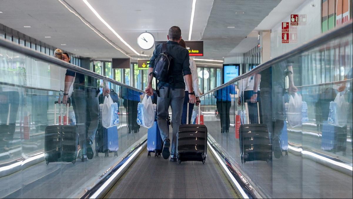 Obligan a una aerolínea a pagar a una familia 2.546 euros porque les canceló un vuelo y les dijo que debían ir cada mañana al aeropuerto para ver si había sitio en otro avión
