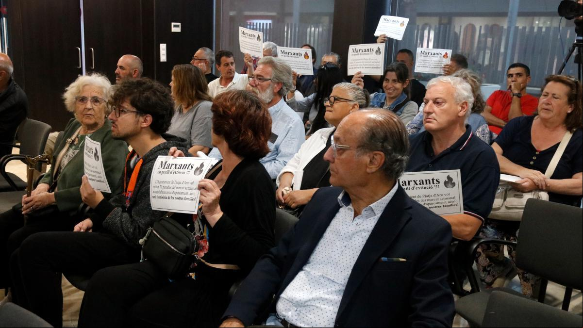 Platja dAro aprueba el nuevo reglamento del mercado que reduce un 35% las paradas