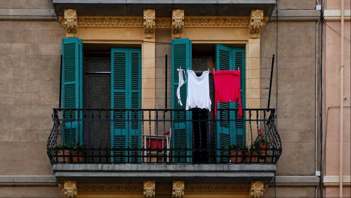Barcelona no prohibirá tender ropa en las fachadas para atraer al turismo, es una norma de 1999