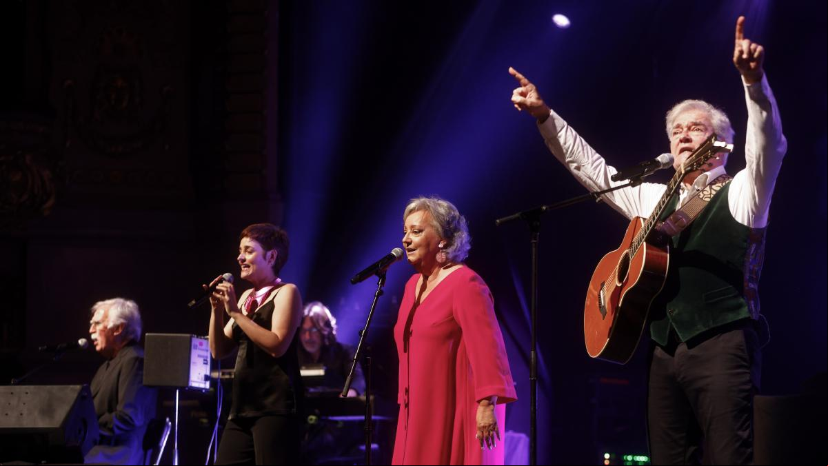 El Consorcio emociona y pone en pie al público del Liceu con los míticos temas de Mocedades El Consorcio emociona y pone en pie al público del Liceu con los míticos temas de Mocedades
