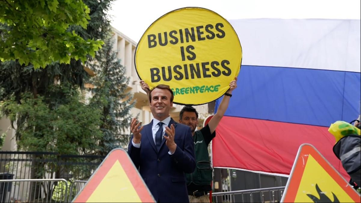 Roban un Macron de cera y lo colocan ante la embajada rusa en París