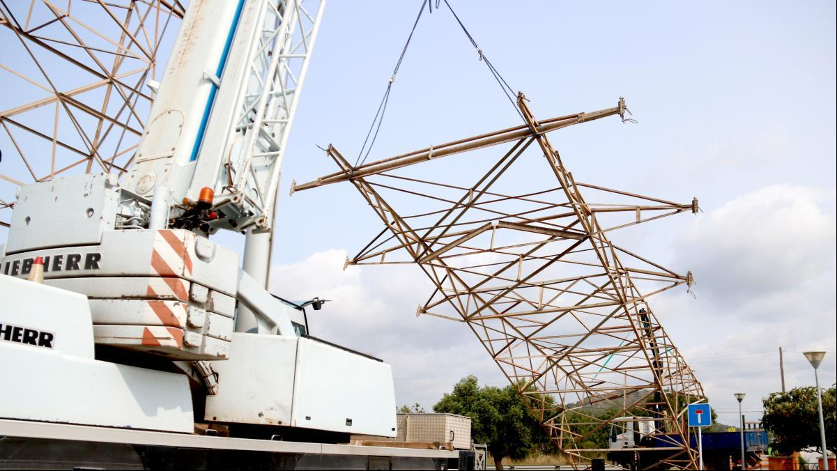 Desmantelan el último tramo de la antigua línea eléctrica de Tarragona a Vilanova i la Geltrú, pendiente 25 años