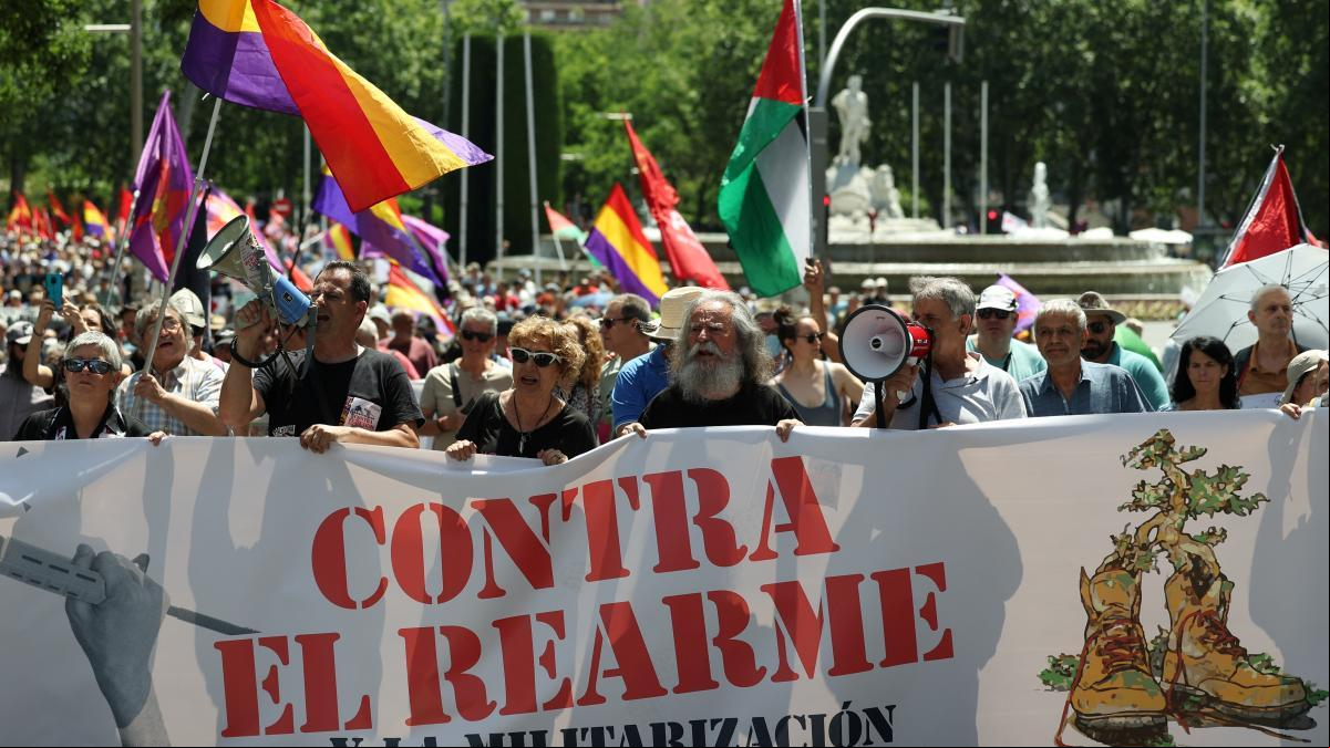 Sumar y Podemos marchan contra el rearme Sumar y Podemos marchan contra el rearme