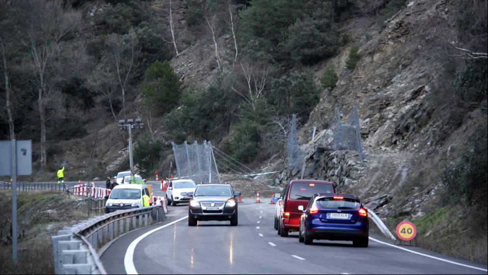 Cortes intermitentes en la C-13 entre Rialp y Llavorsí por unas obras en un talud