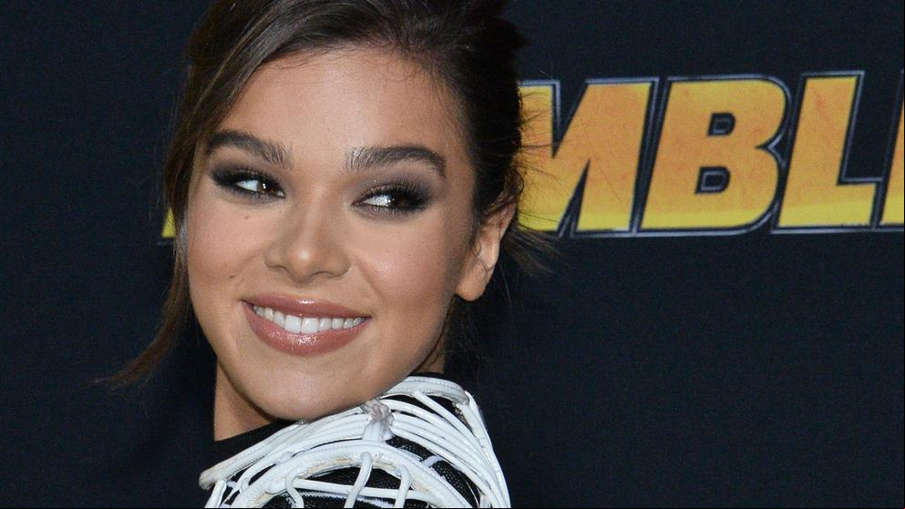 El vestido futurista con el que Hailee Steinfeld hace un guiño a su última película