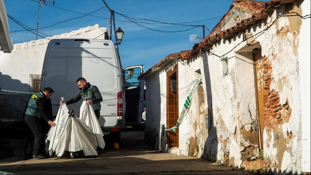 Seguimos las investigaciones frente a la casa de Laura Luelmo