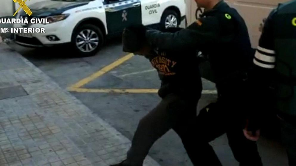 Un chico que vivía en la casa avisó a la policía de la violación múltiple en Alicante