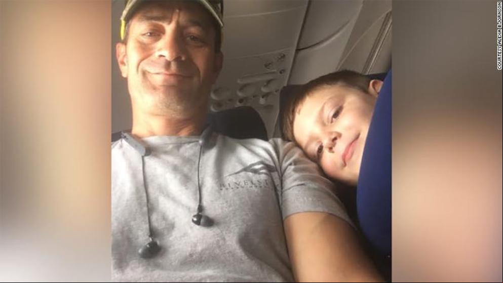 El emotivo mensaje que recibe una madre del compañero de asiento de su hijo con autismo que viajaba solo