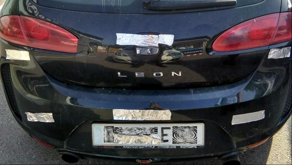 Un conductor ebrio con la matrícula del coche tapada intenta irse de una gasolinera sin pagar