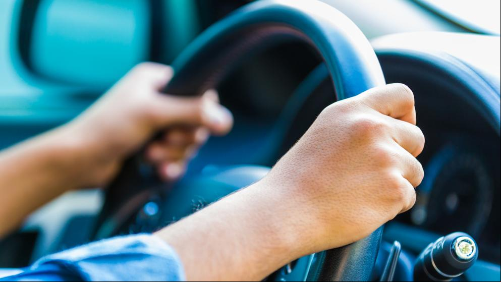 Muere un motorista al chocar con un coche cuyo conductor se durmió al volante