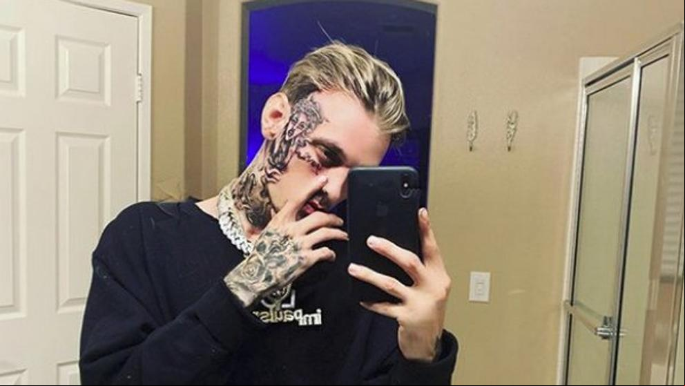 Aaron Carter se tatúa a Rihanna en la cara