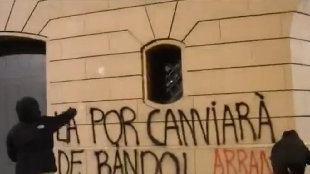 Arran ataca el Palacio Episcopal de la Seu d’Urgell para reivindicar el derecho al aborto en Andorra