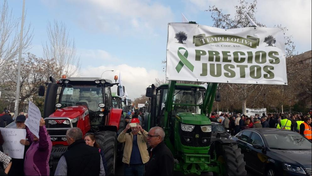 Una gran tractorada atraviesa el centro de Granada