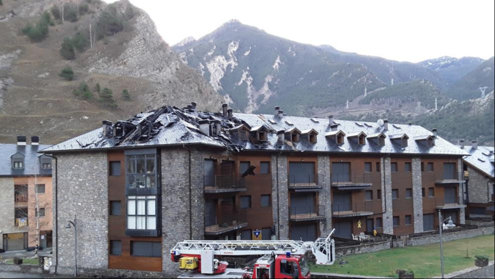 Un incendio quema parte de un edificio de apartamentos en Llavorsí
