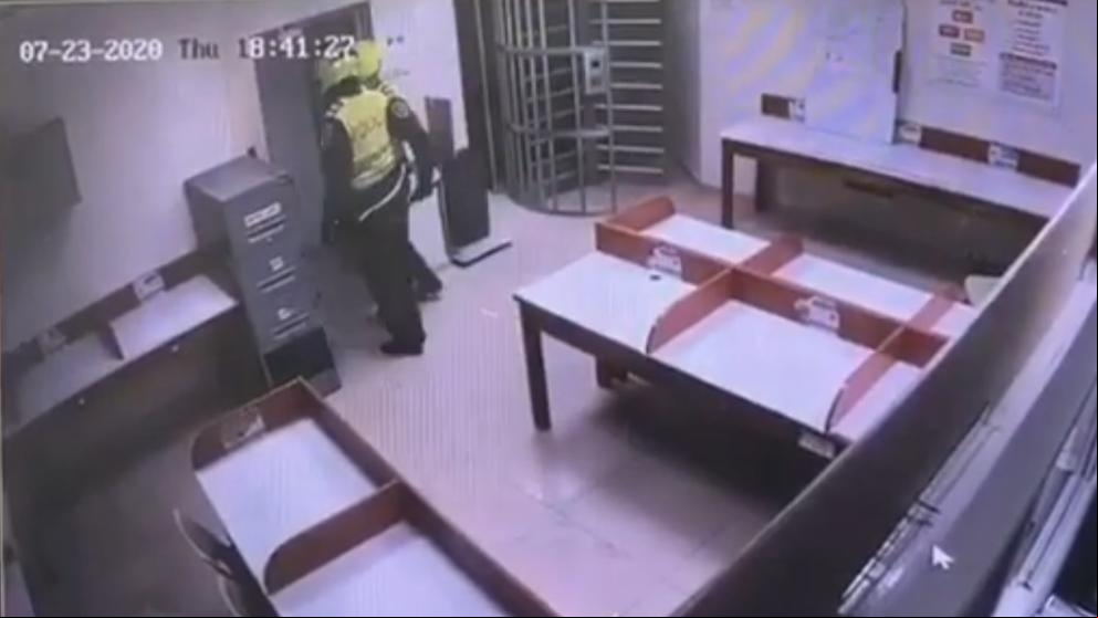 Unos ladrones vestidos de policía roban un banco en Colombia