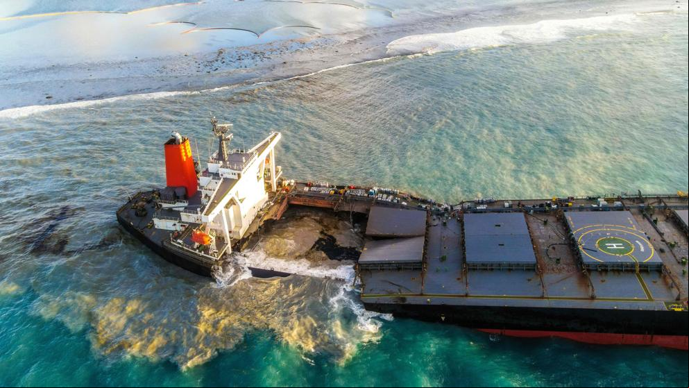 Se parte en dos el carguero que vertió petróleo en aguas de Mauricio