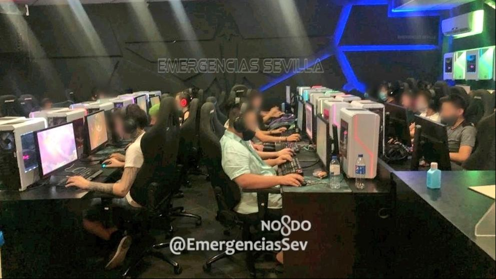 Desalojan un local en Sevilla con 28 jóvenes que jugaban a videojuegos sin distancia ni mascarillas
