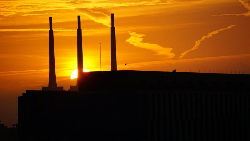 El amanecer de las Tres Chimeneas